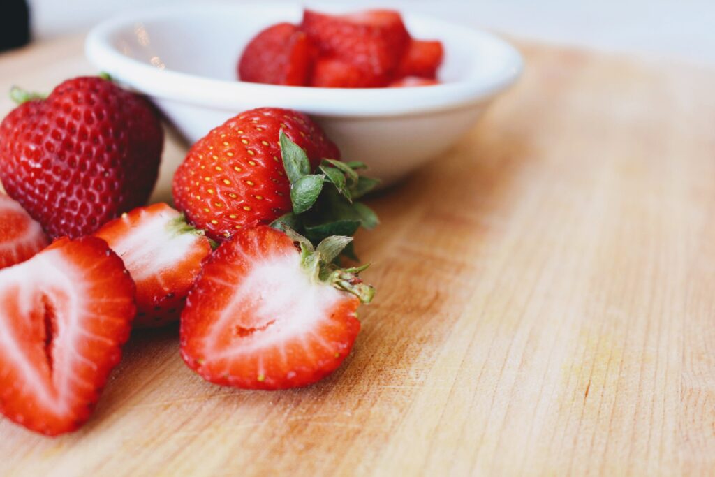 How can you freeze fresh strawberries?