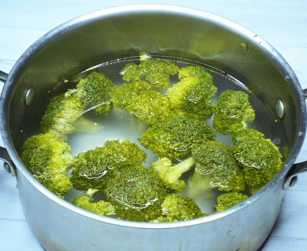Soaking broccoli in salted water